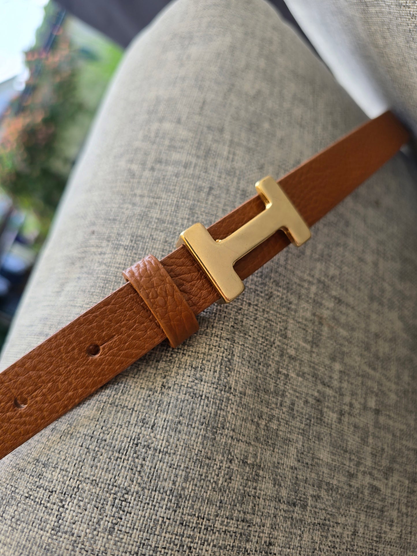 Eleganter Ledergürtel mit goldener H-Schnalle