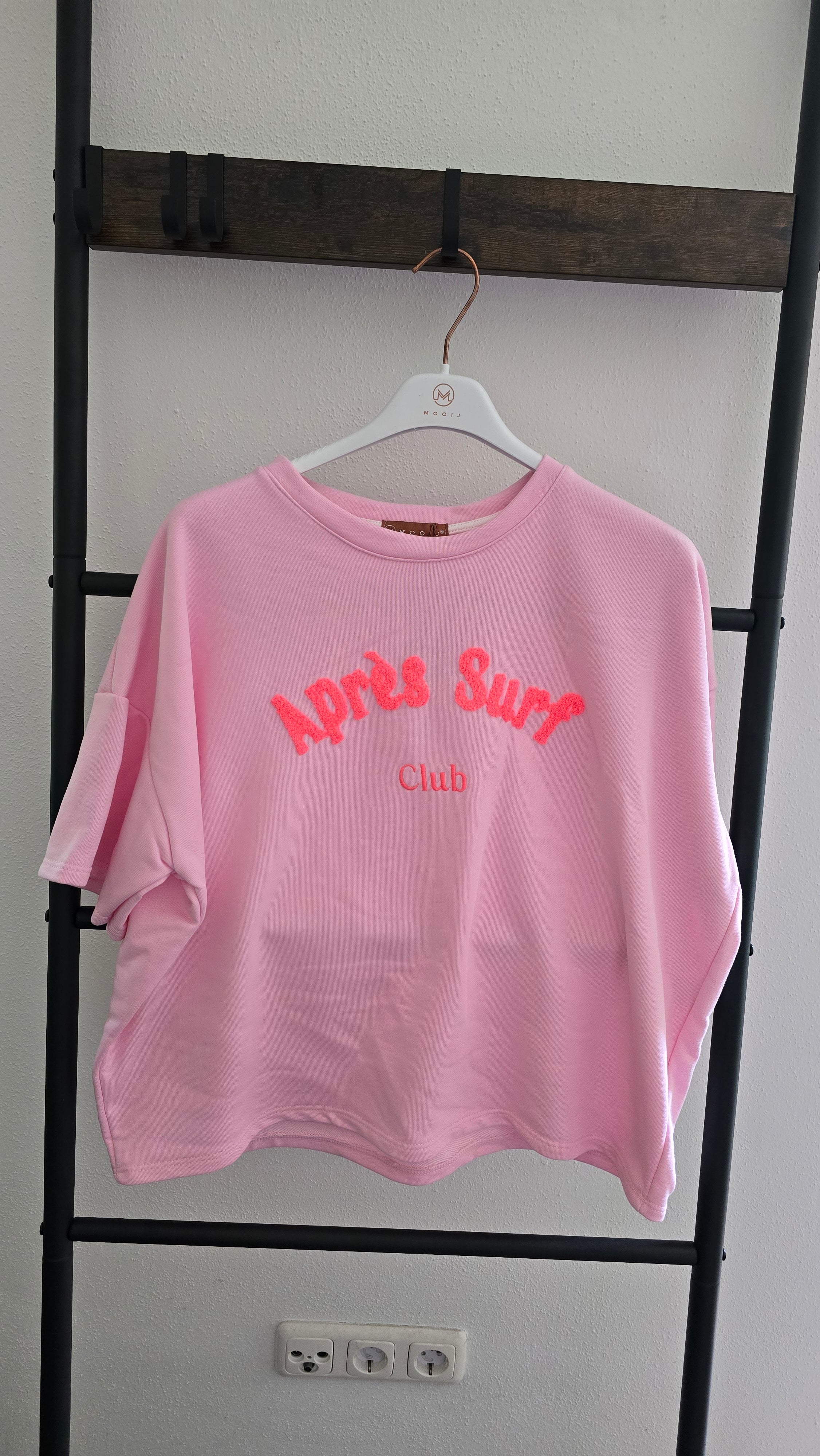 Oversized T-Shirt "Après Surf Club" – Bouclé-Stickerei, Sommer Look