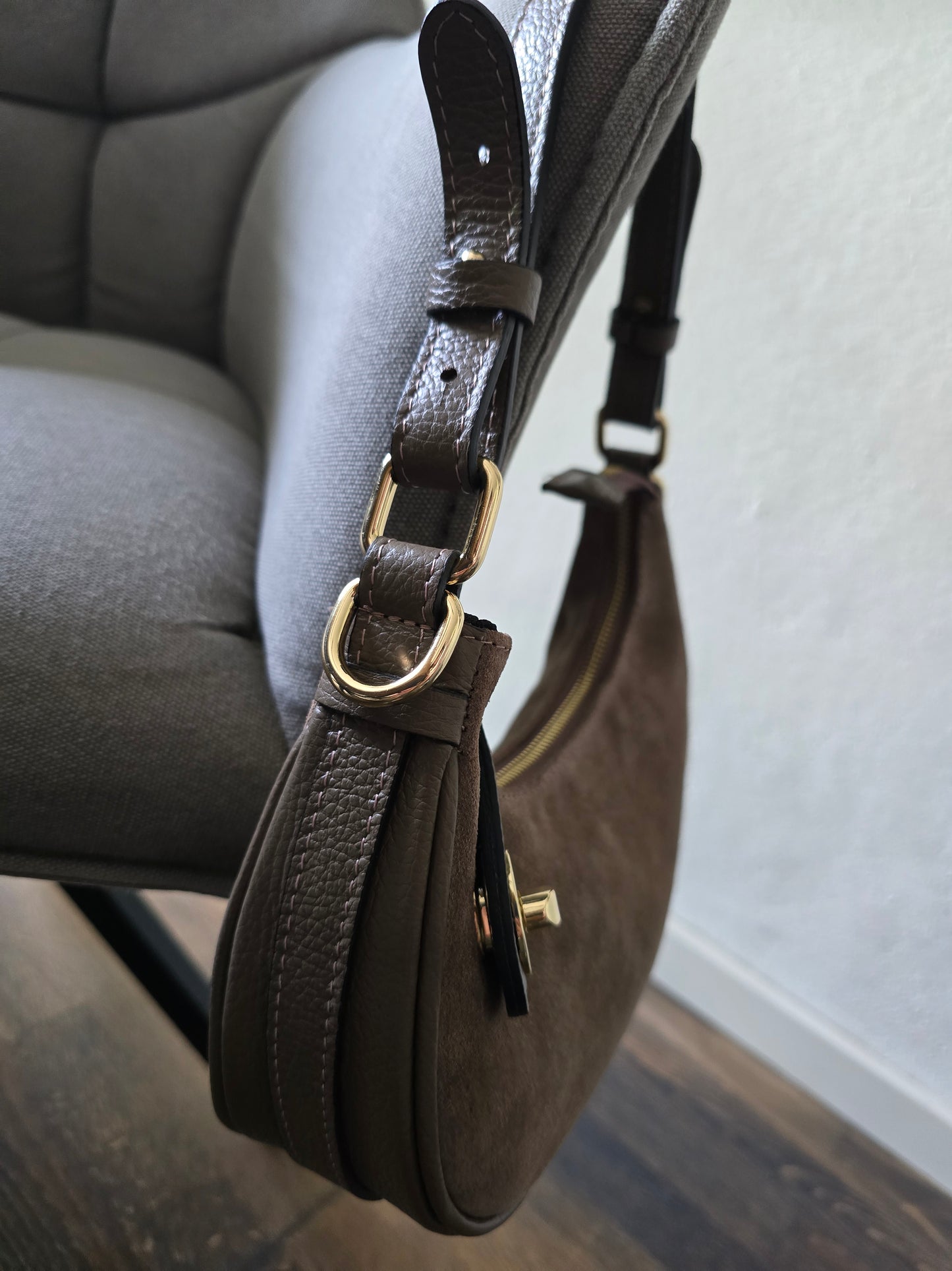 Elegante Tasche Pia Halbmond Wildleder