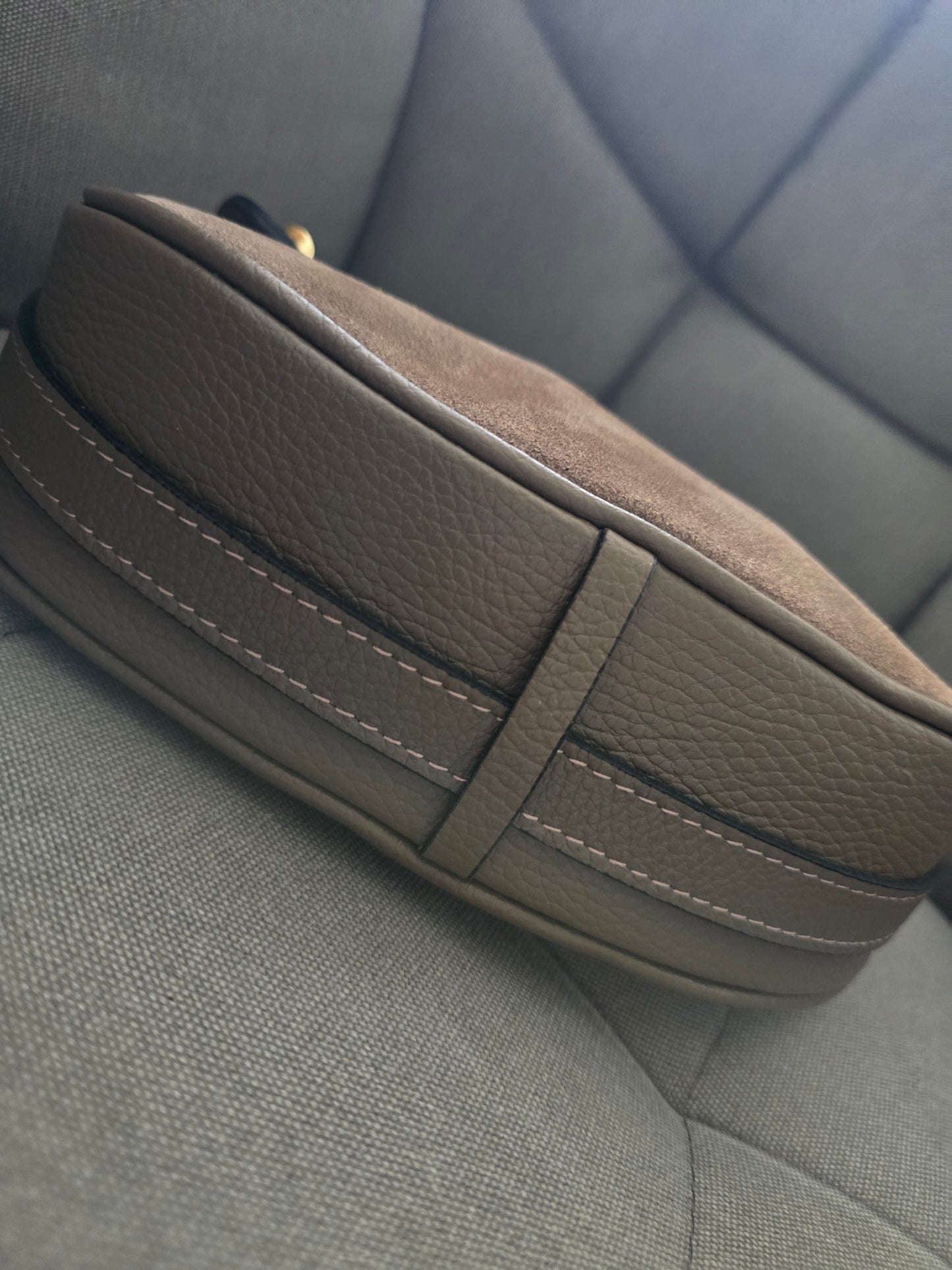 Elegante Tasche Pia Halbmond Wildleder