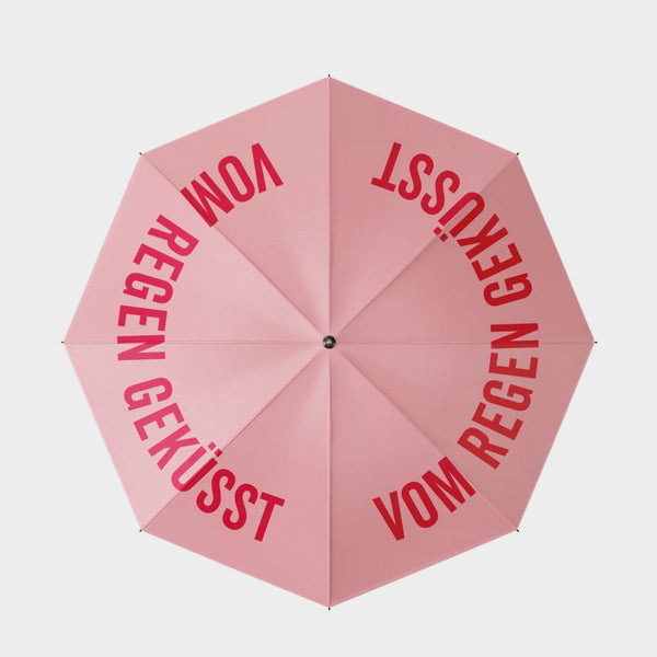 Stylischer Regenschirm mit Spruch – Vom Regen geküsst