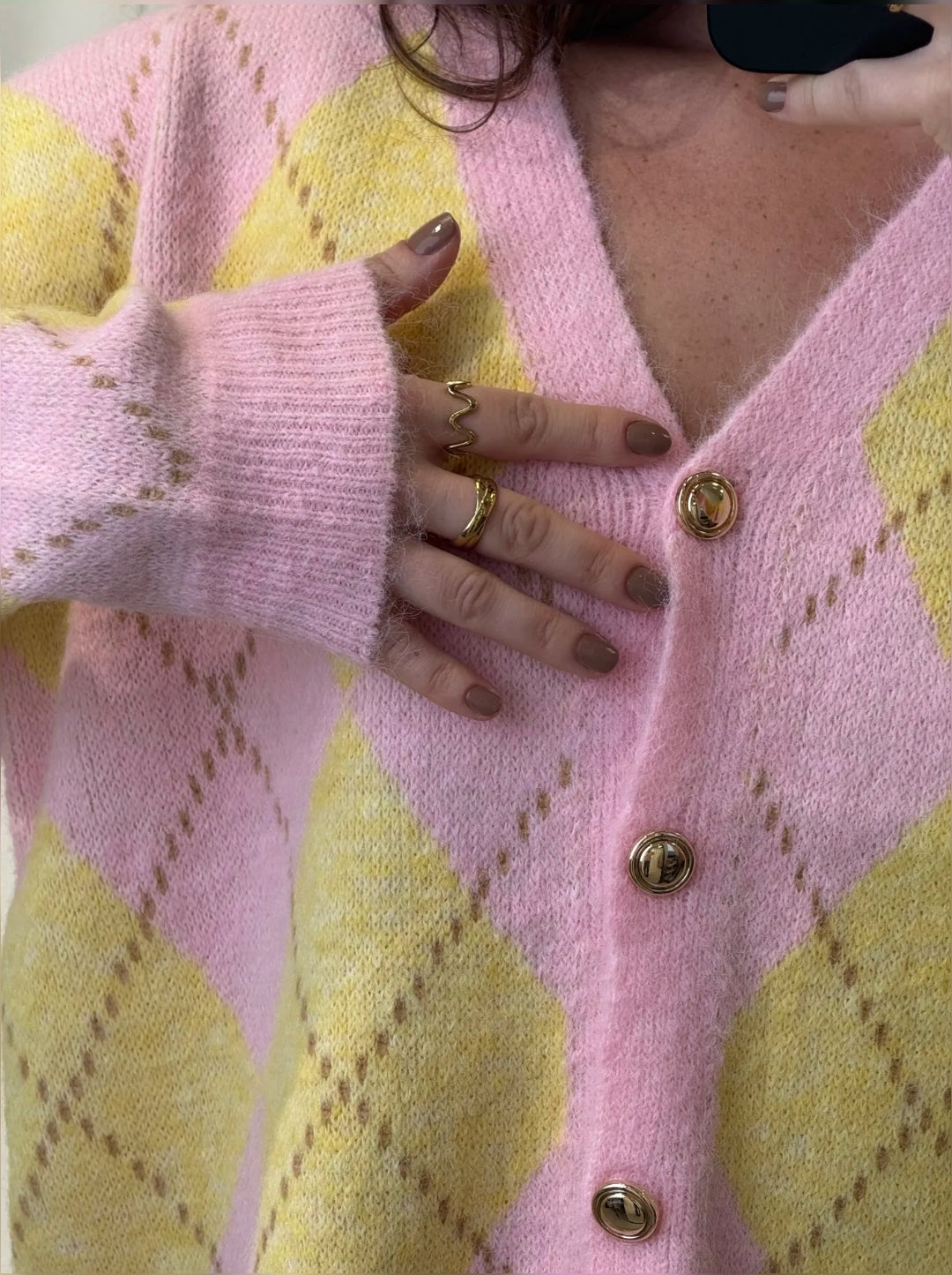 Damen Strickjacke mit Argyle Muster in Gelb und Rosa und goldenen Knöpfen