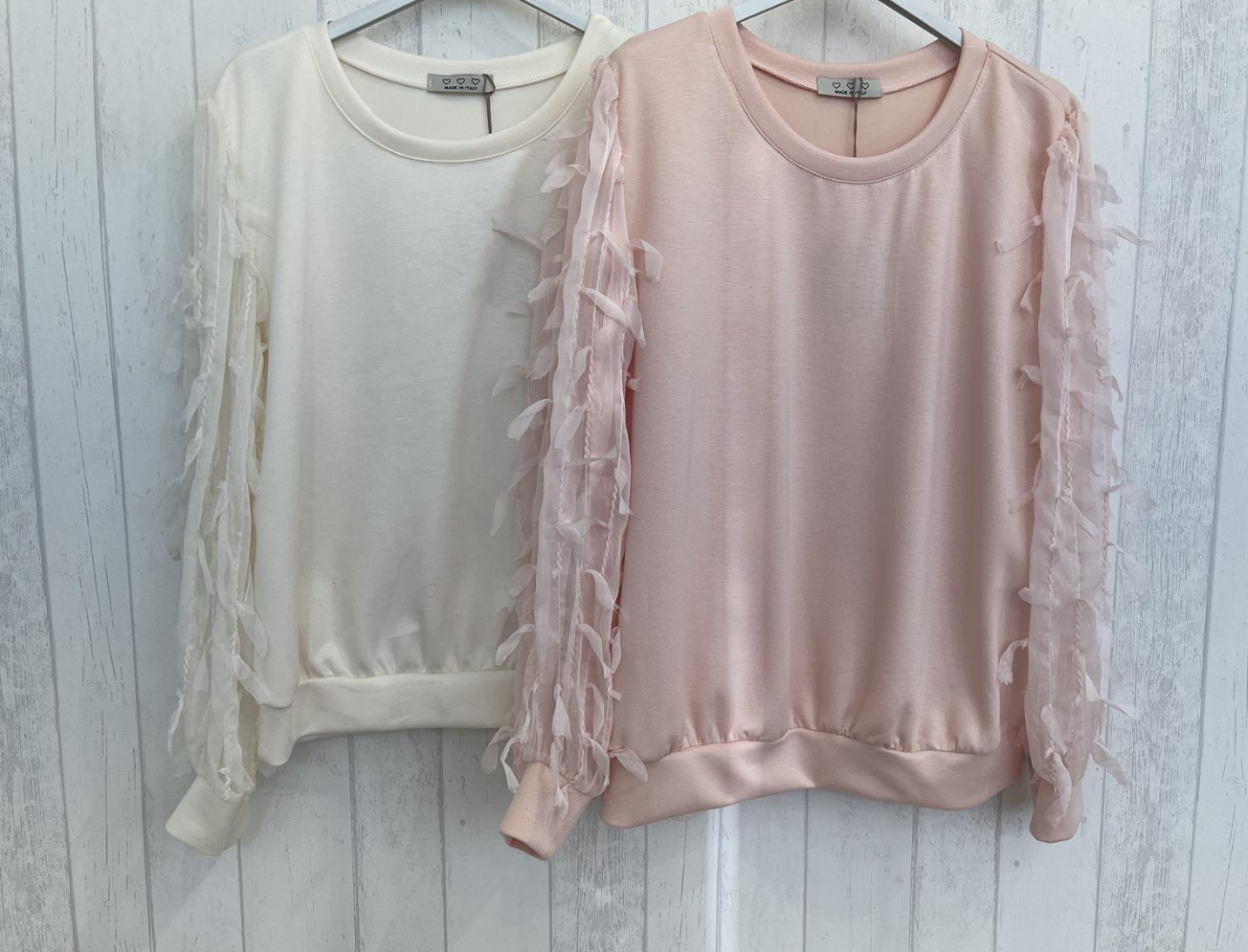 Sweatshirt transparenten Ärmeln und dekorativen Applikationen