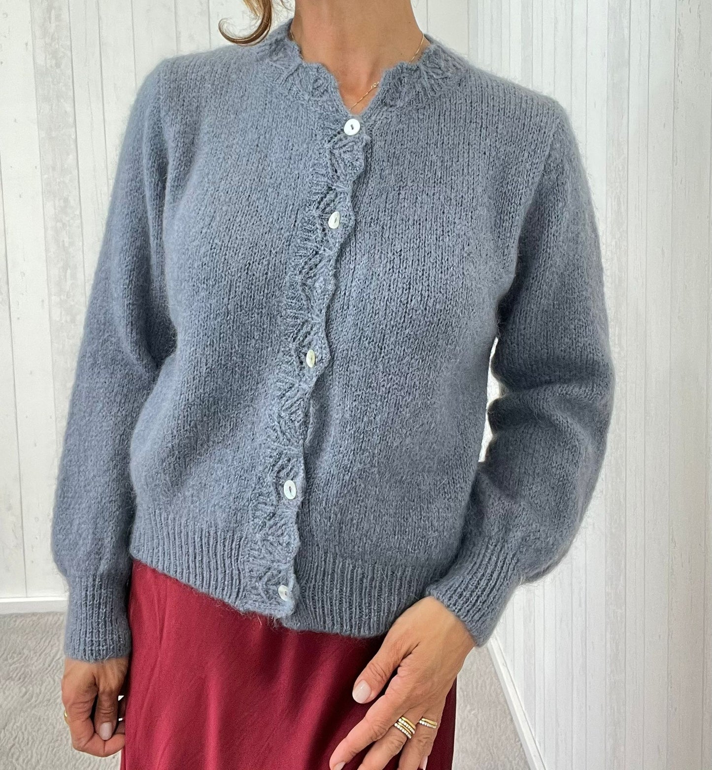 Feminine Strickjacke mit dekorativem Strickmuster an Knopfleiste und Halsausschnitt