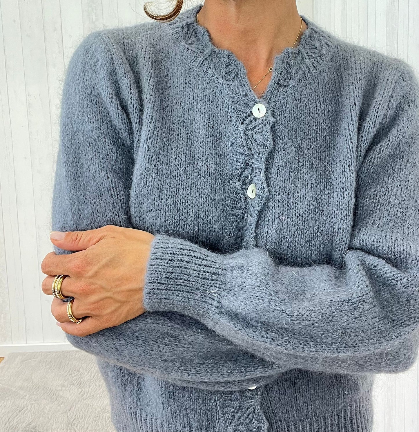 Feminine Strickjacke mit dekorativem Strickmuster an Knopfleiste und Halsausschnitt