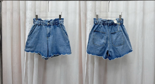 Damen Jeans Shorts blau mit elastischem Bund und Wellenkante, lockere sommerliche Passform mit Taschen vorne und hinten