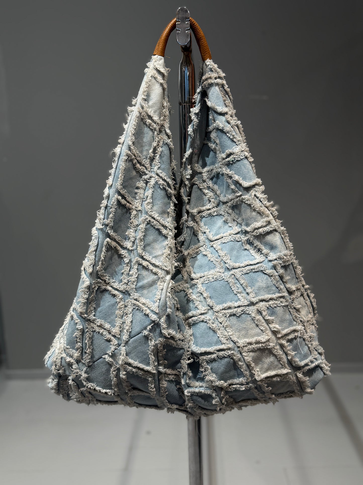 Vintage Denim Stofftasche – Statement-Handtasche aus Fransen-Jeans mit Ledergriff