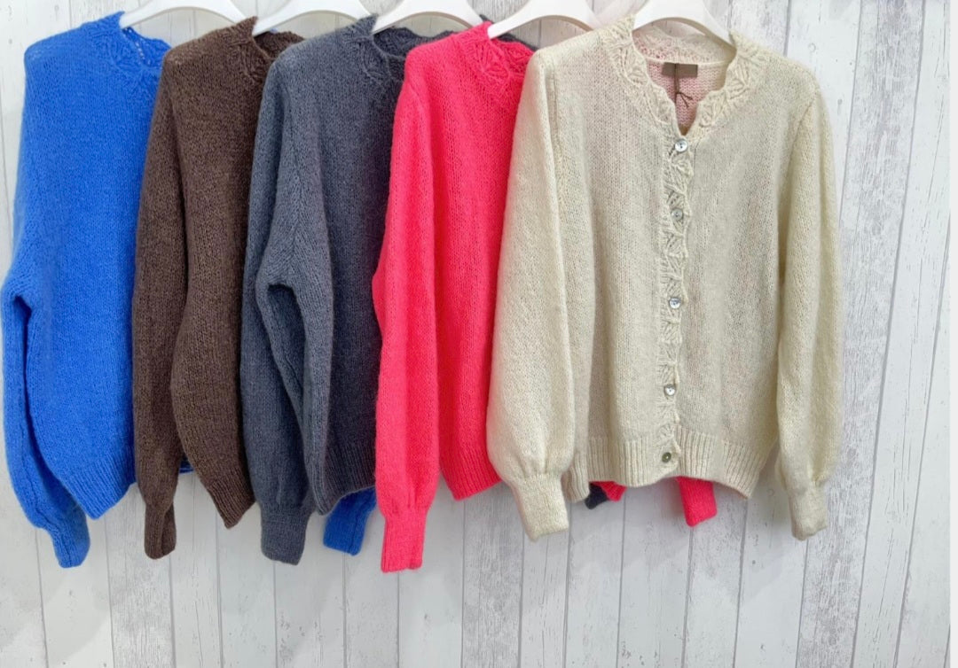Feminine Strickjacke mit dekorativem Strickmuster an Knopfleiste und Halsausschnitt