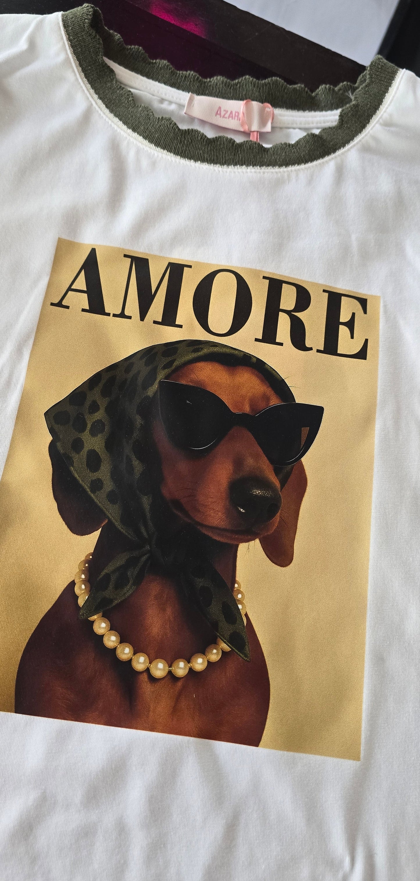 Damen T-Shirt mit Dackelprint und AMORE Schriftzug mit Wellenkragen