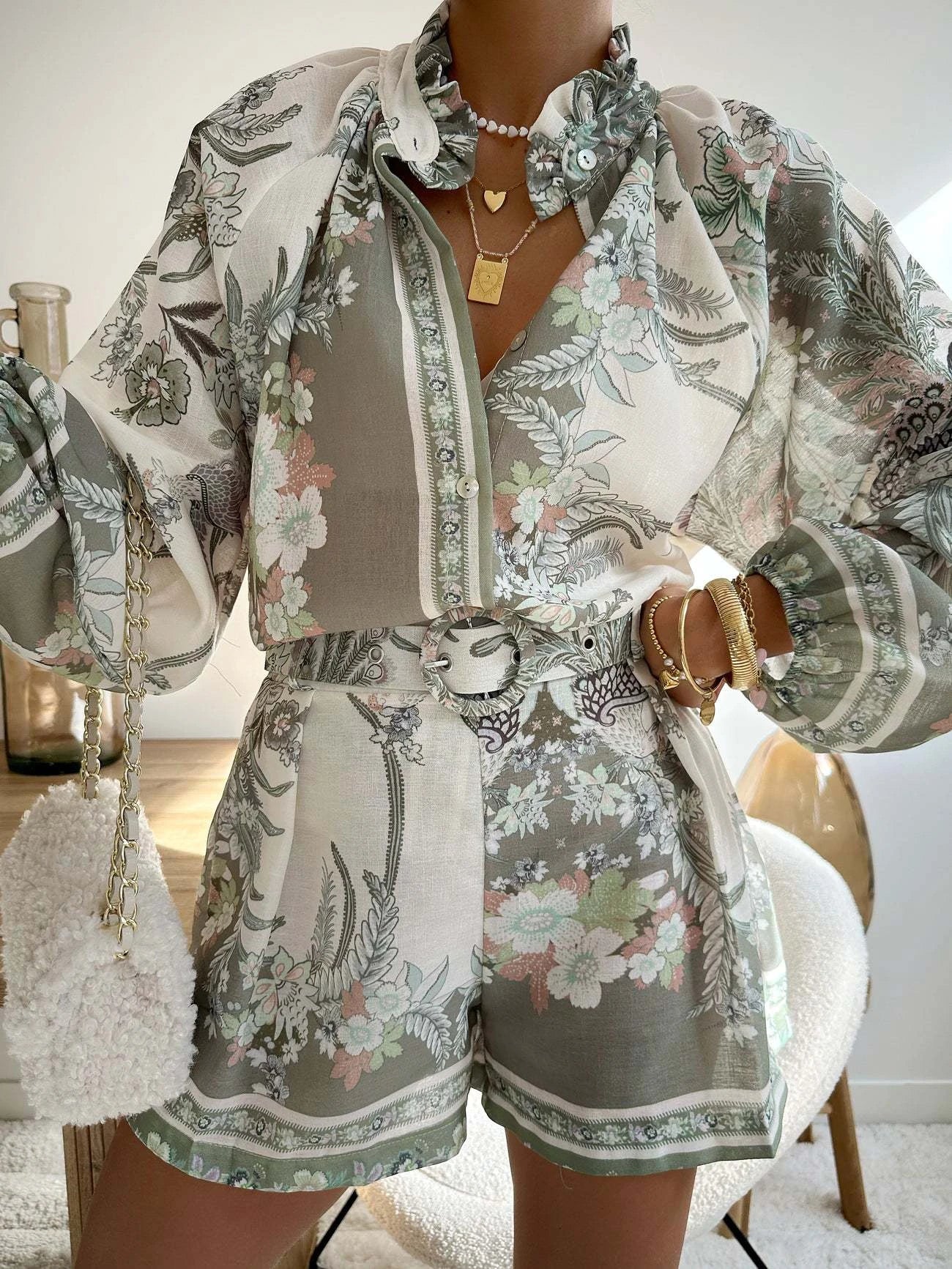 Zweiteiler Damen – Elegante Bluse & Shorts mit floralem Muster | Khaki-Weiß
