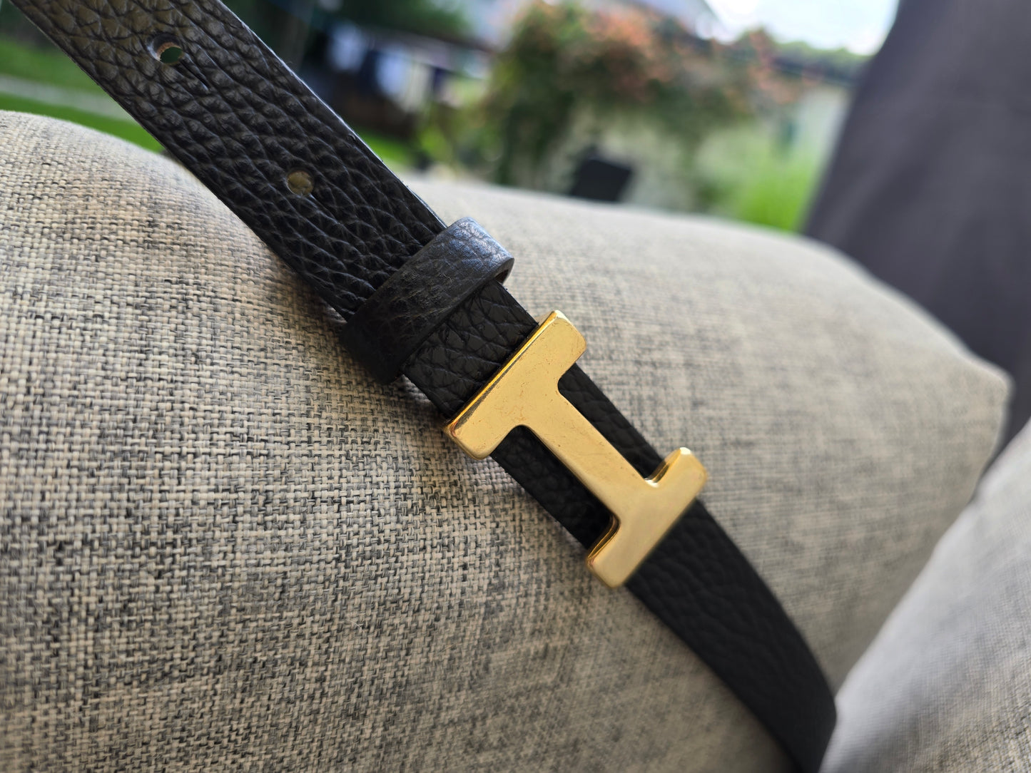 Eleganter Ledergürtel mit goldener H-Schnalle