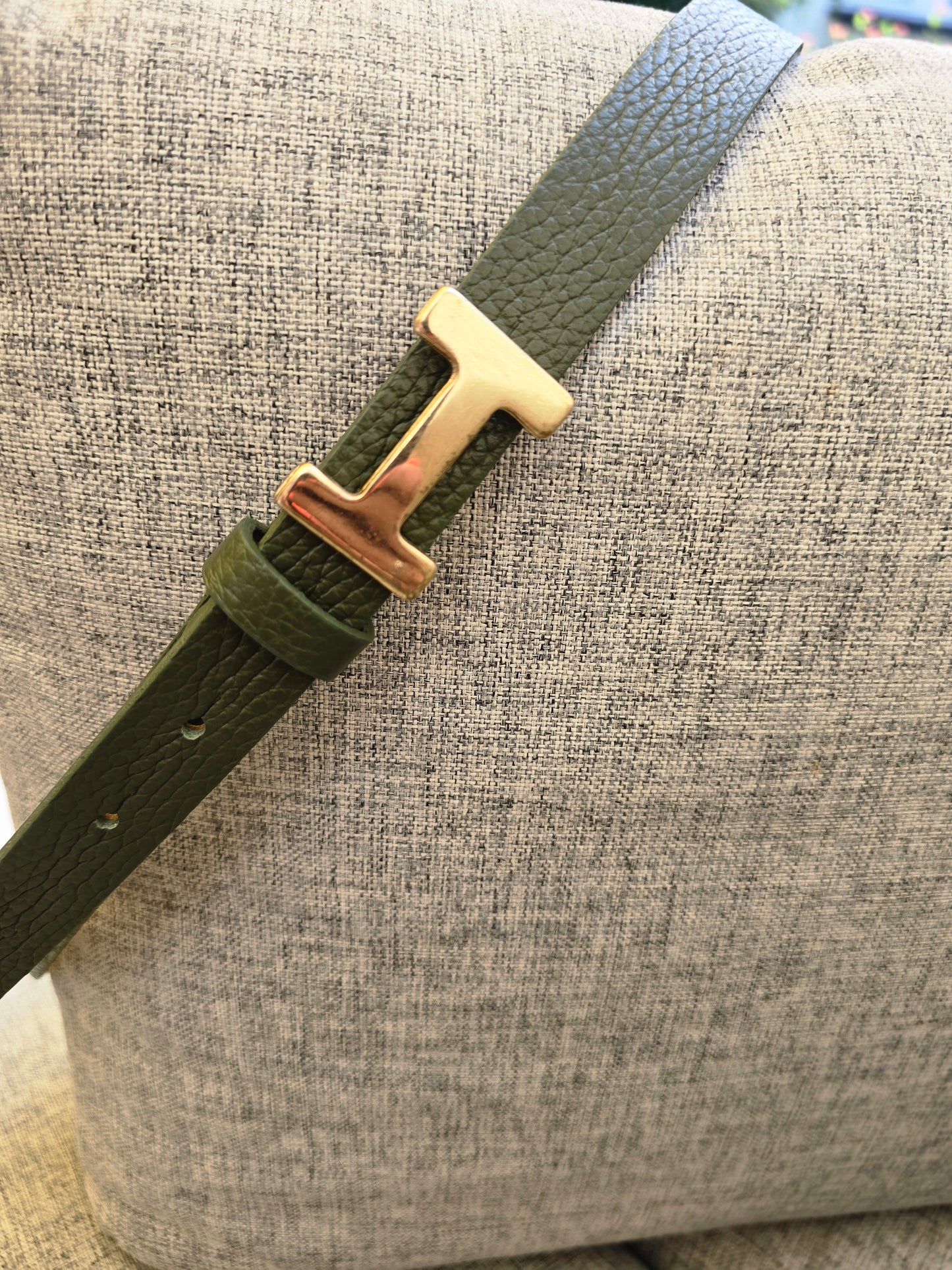 Eleganter Ledergürtel mit goldener H-Schnalle