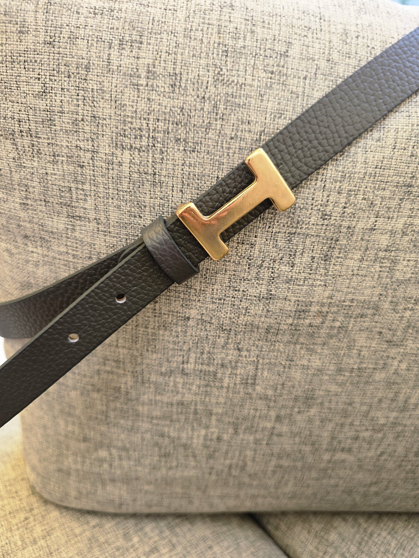 Eleganter Ledergürtel mit goldener H-Schnalle