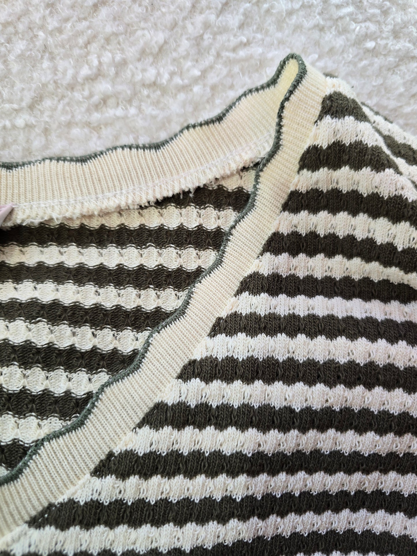 Leichtes Häkelstrick Shirt mit V-Ausschnitt