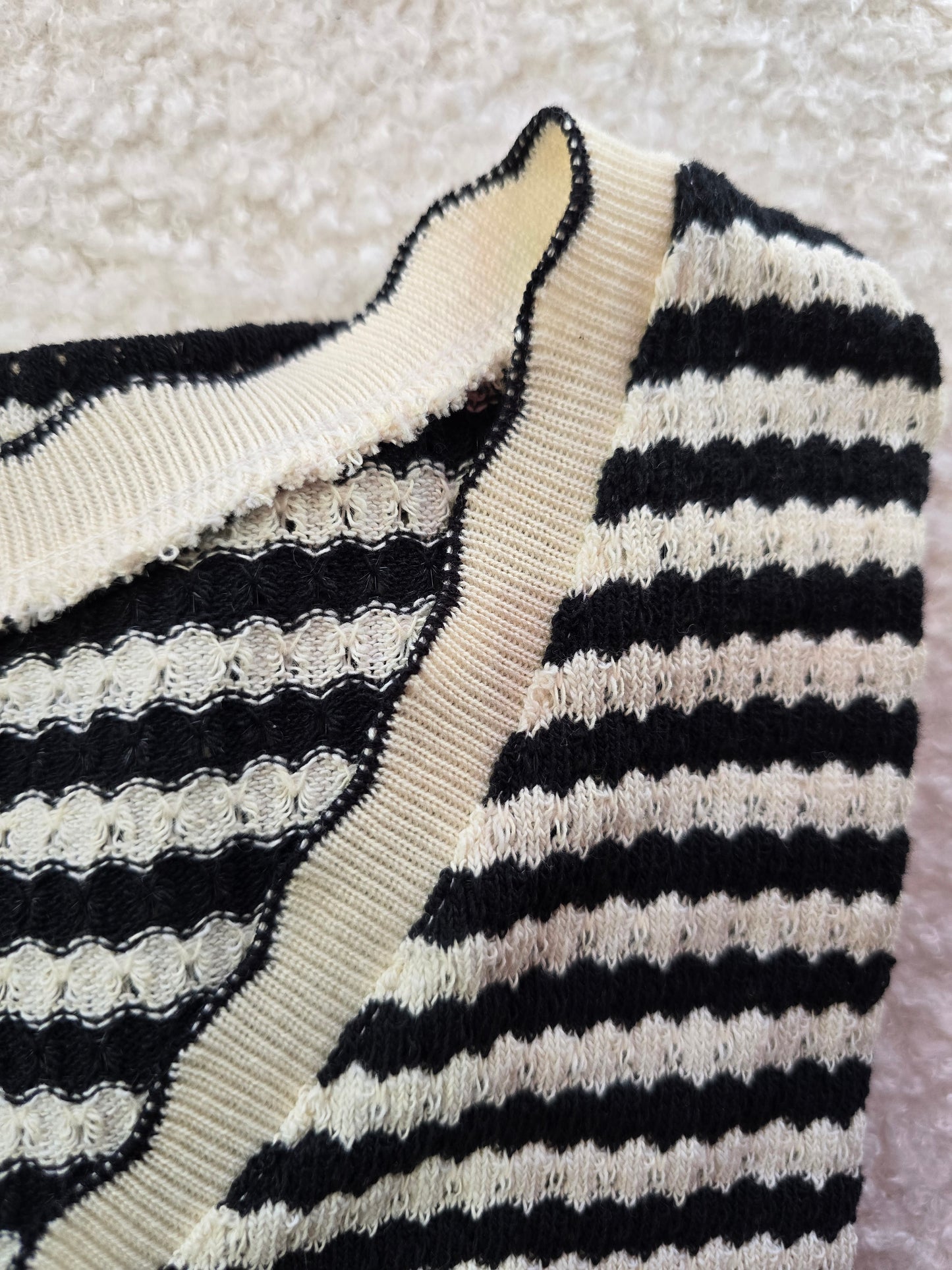 Leichtes Häkelstrick Shirt mit V-Ausschnitt