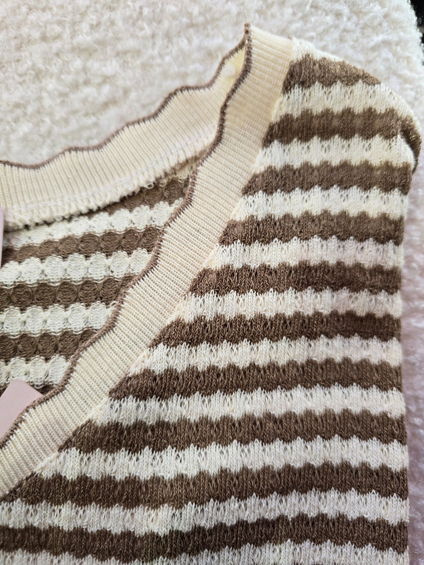 Leichtes Häkelstrick Shirt mit V-Ausschnitt