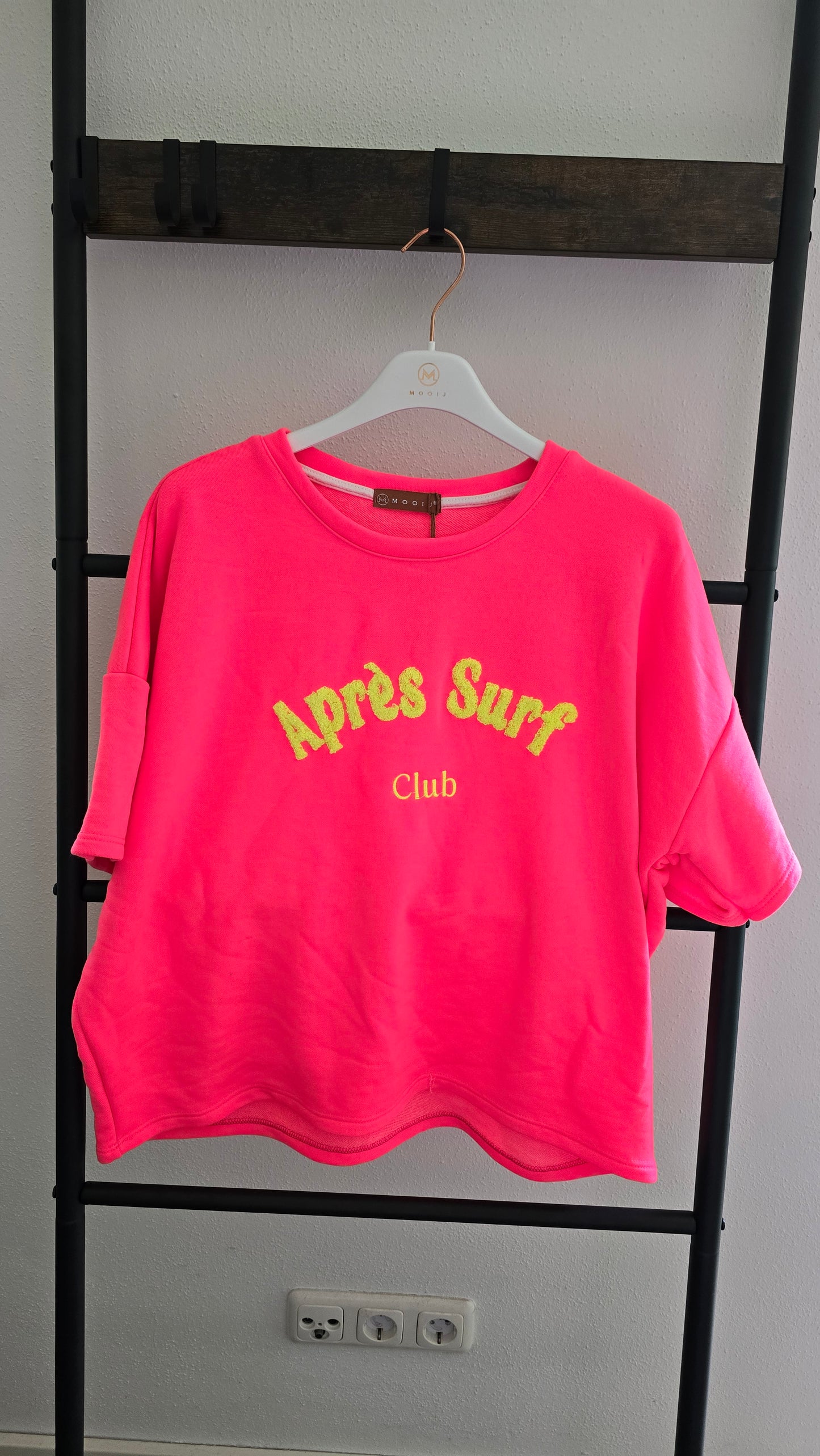 Oversized T-Shirt "Après Surf Club" – Bouclé-Stickerei, Sommer Look