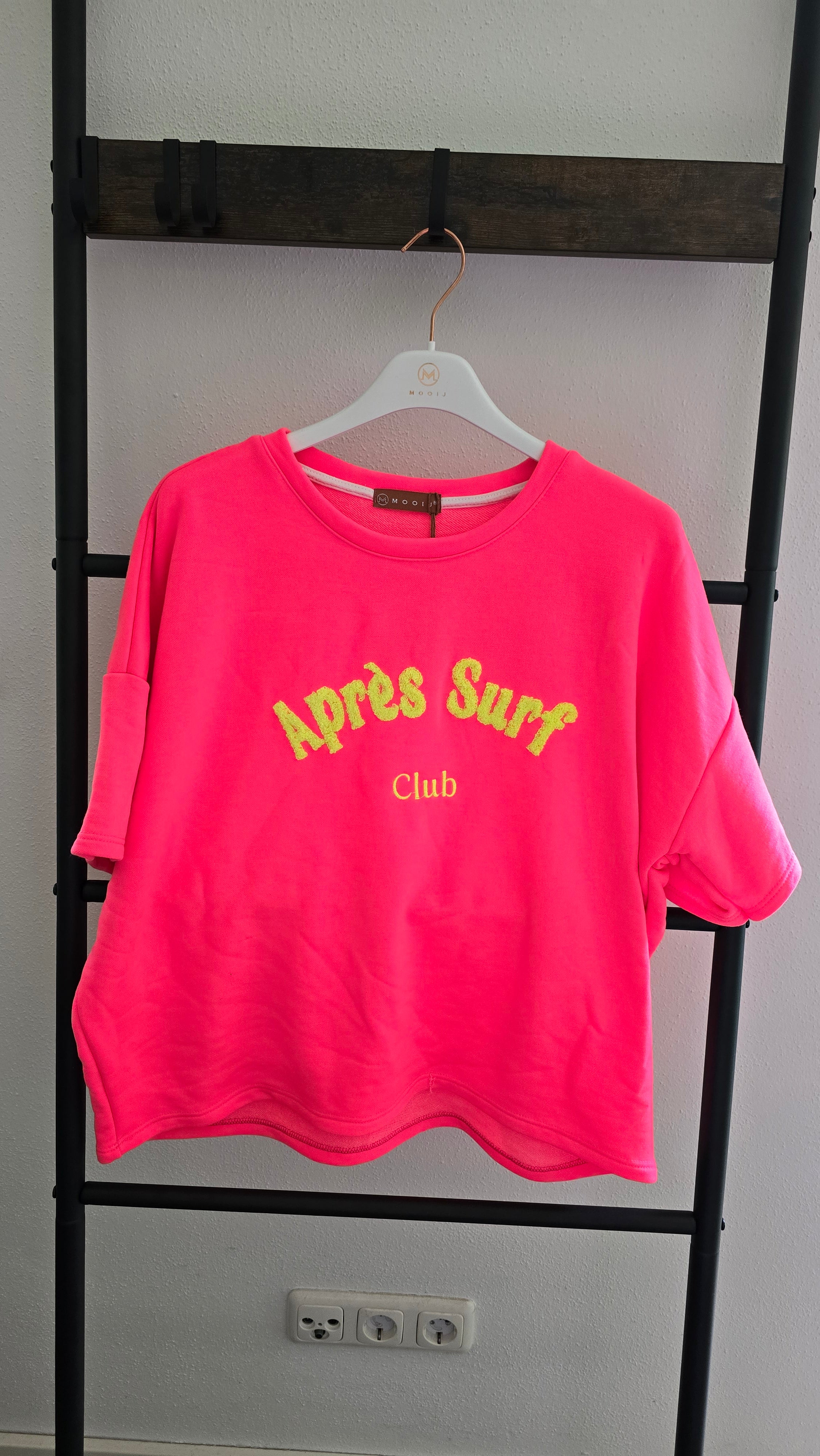 Oversized T-Shirt "Après Surf Club" – Bouclé-Stickerei, Sommer Look