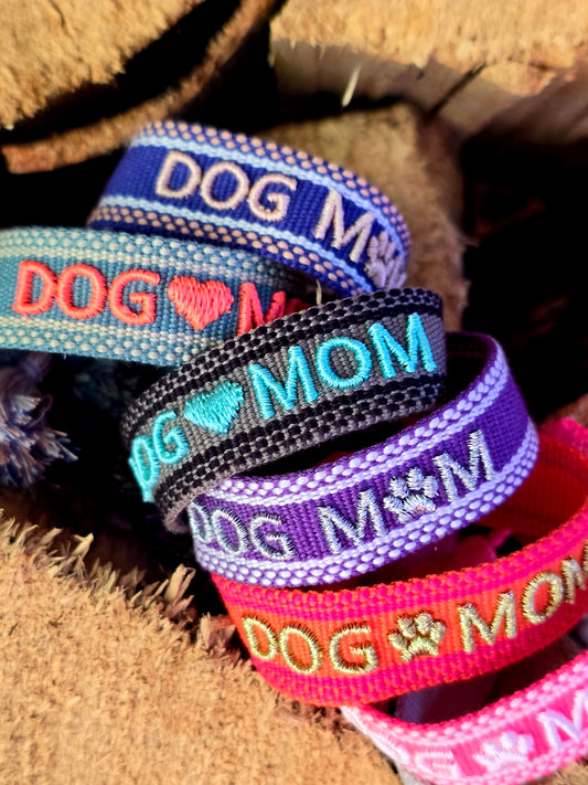 DOG MOM Statement Armband gewebt & bestickt – Für stolze Hundemamas