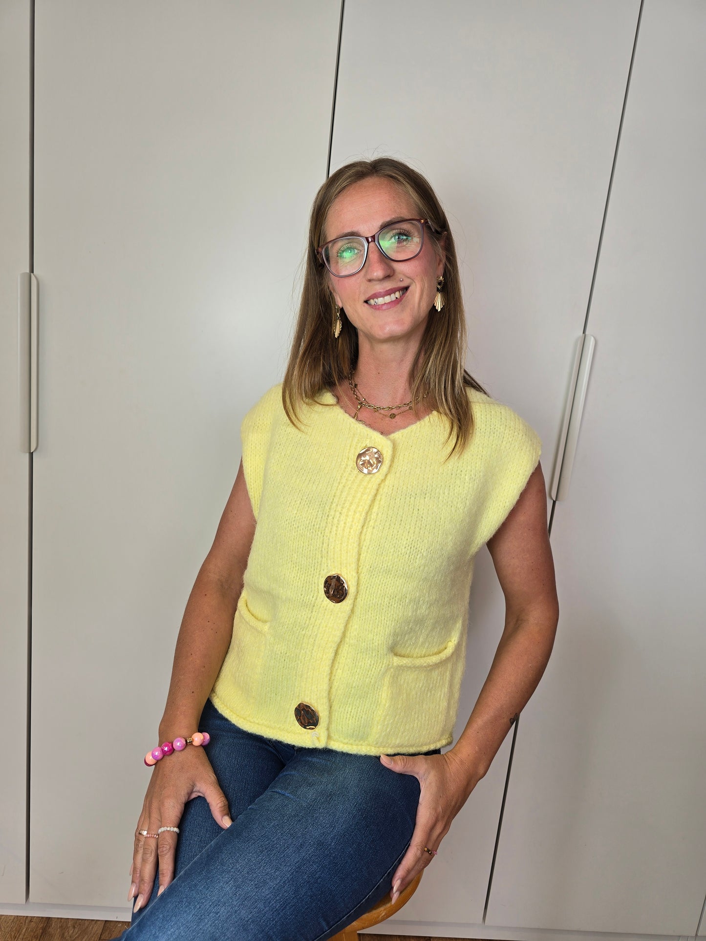 Strickweste Amalia mit goldenen Knöpfen