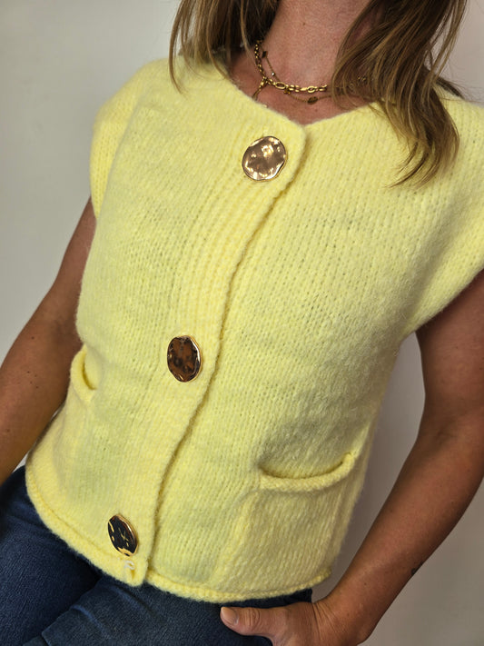 Strickweste Amalia mit goldenen Knöpfen