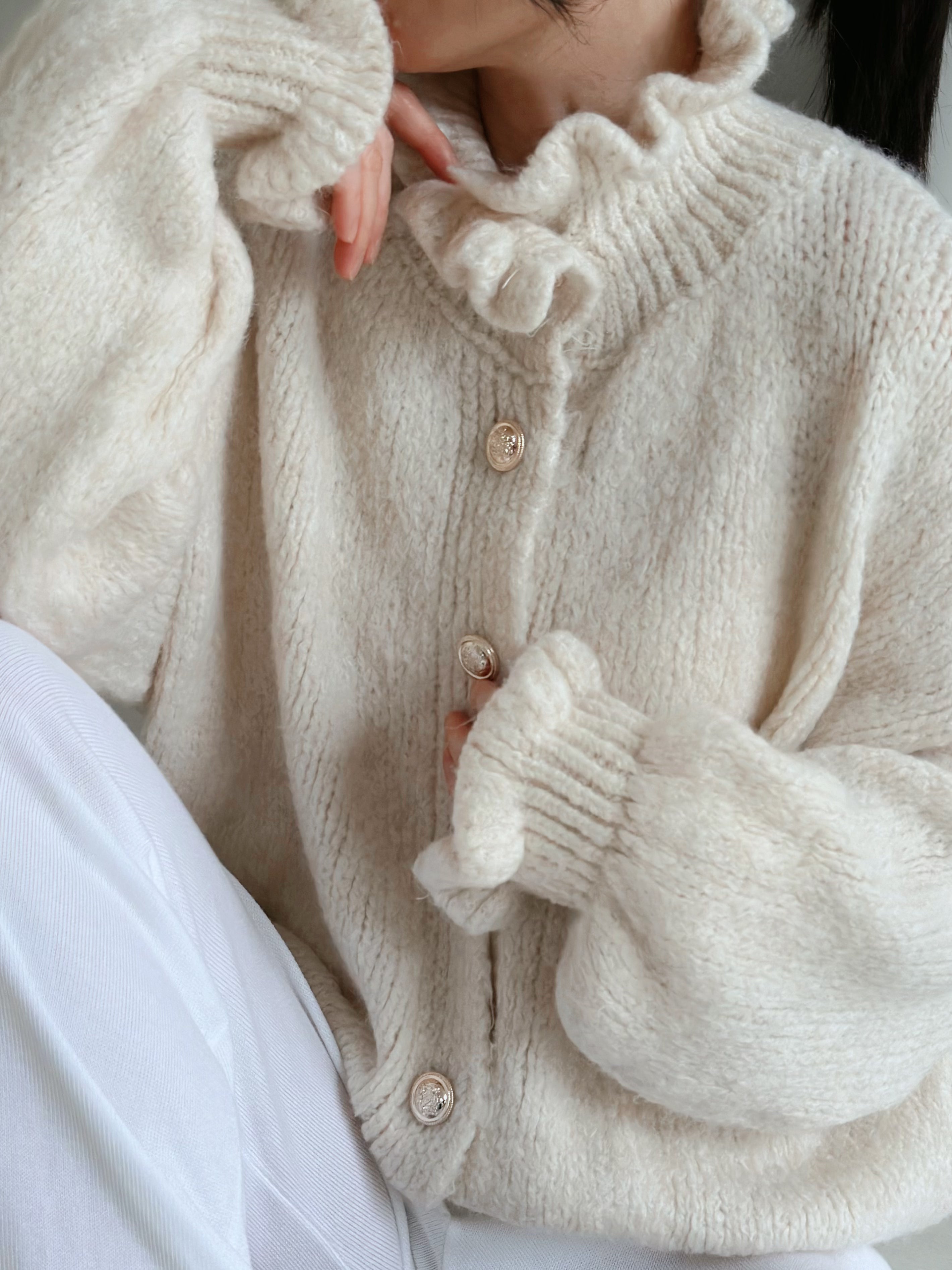 Cardigan Hanna - Rüschen mit goldenen Knöpfen