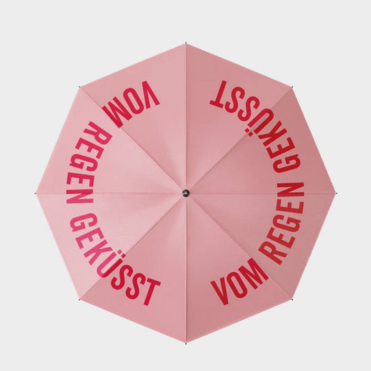 Stylischer Regenschirm mit Spruch – Vom Regen geküsst