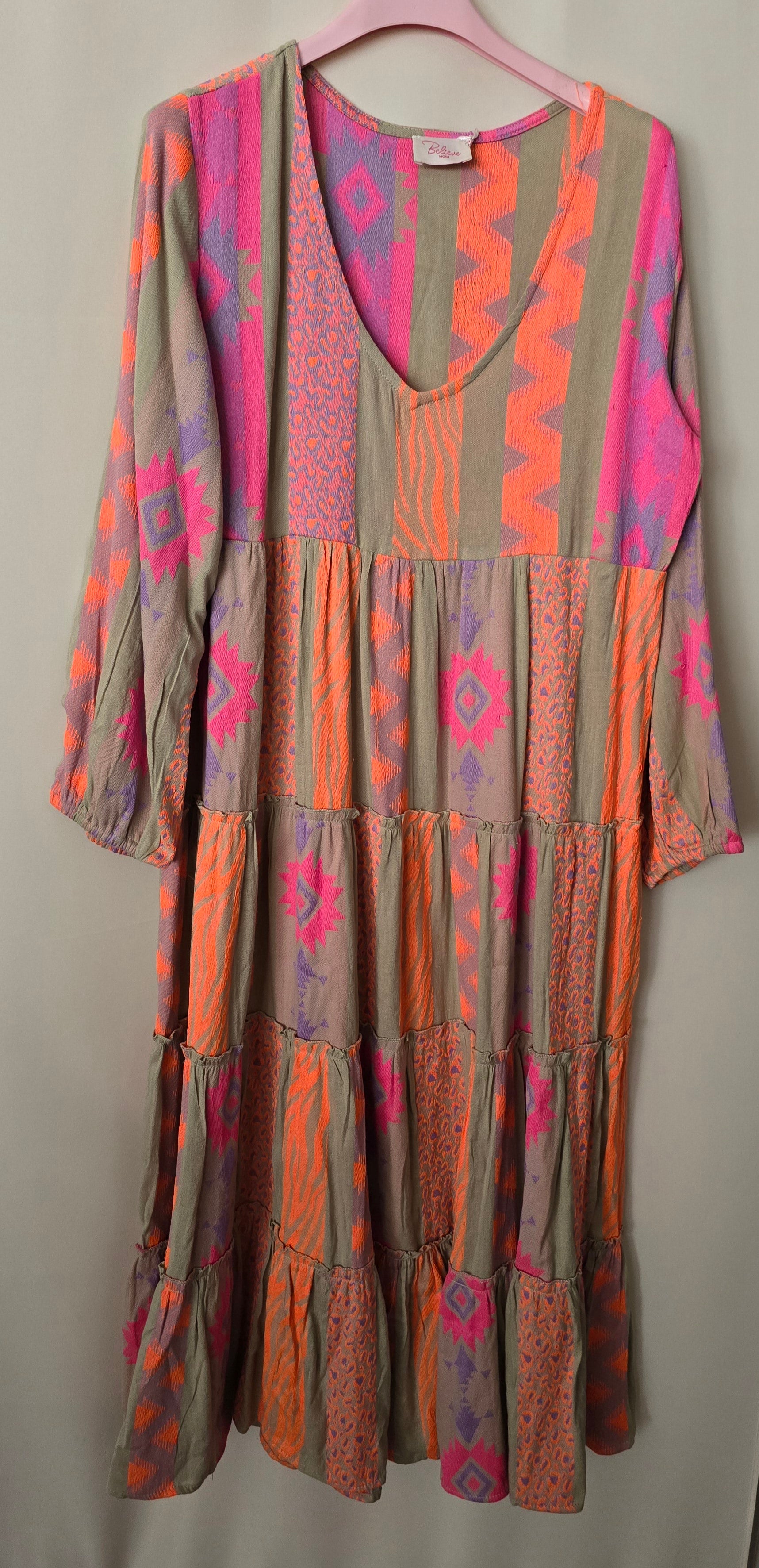 Damen Boho Sommerkleid aus 100% Viskose in Pink und Orange mit Muster, luftiges Maxikleid mit V-Ausschnitt und fließender Passform