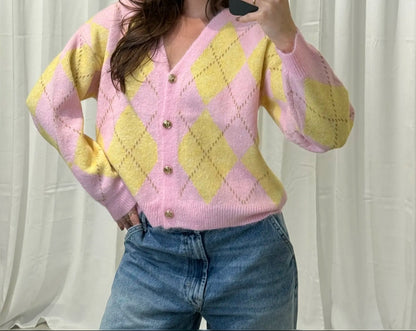 Damen Strickjacke mit Argyle Muster in Gelb und Rosa und goldenen Knöpfen