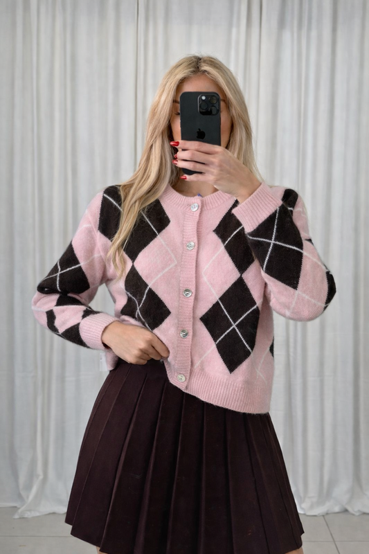 Rosa Cardigan mit braunem Argyle-Muster, Knopfleiste und weichem Strickmaterial.