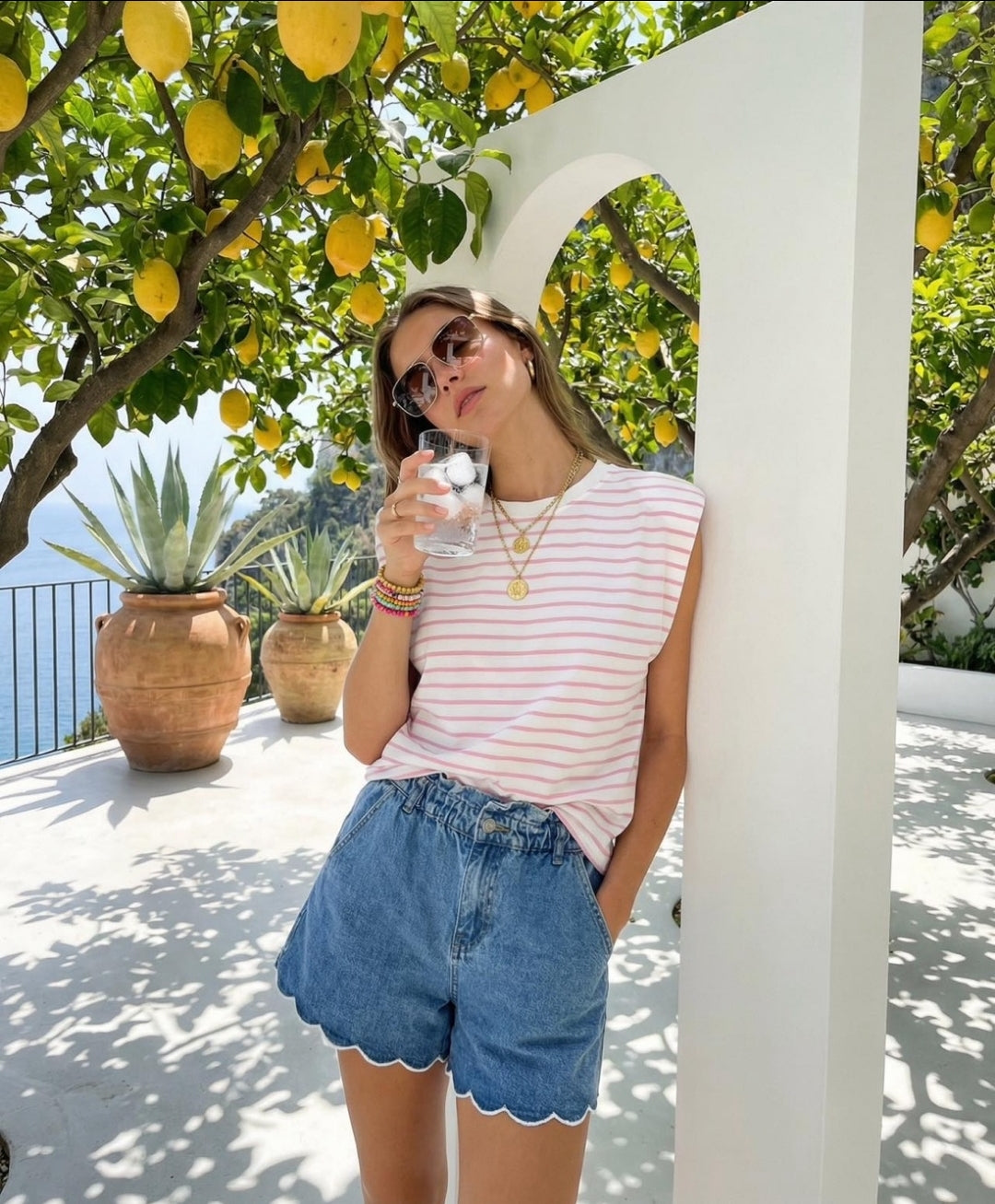 Damen Jeans Shorts blau mit elastischem Bund und Wellenkante, lockere sommerliche Passform mit Taschen vorne und hinten