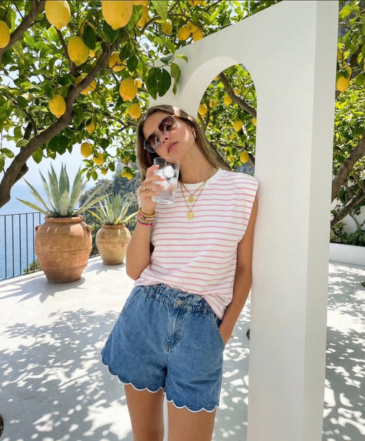 Damen Jeans Shorts blau mit elastischem Bund und Wellenkante, lockere sommerliche Passform mit Taschen vorne und hinten