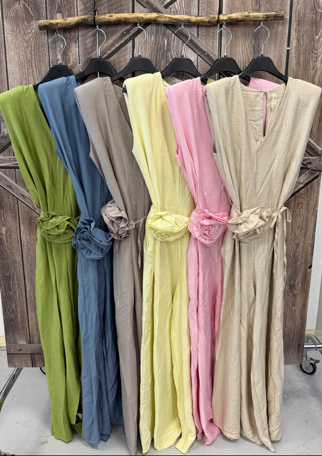 Jumpsuit mit Blumengürtel