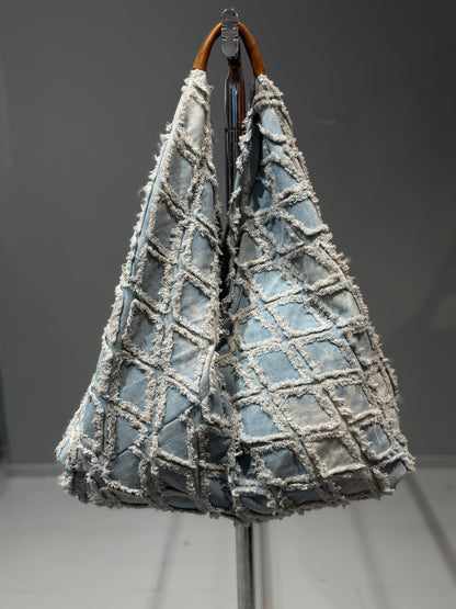 Vintage Denim Stofftasche – Statement-Handtasche aus Fransen-Jeans mit Ledergriff