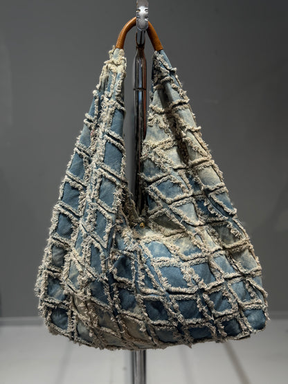 Vintage Denim Stofftasche – Statement-Handtasche aus Fransen-Jeans mit Ledergriff
