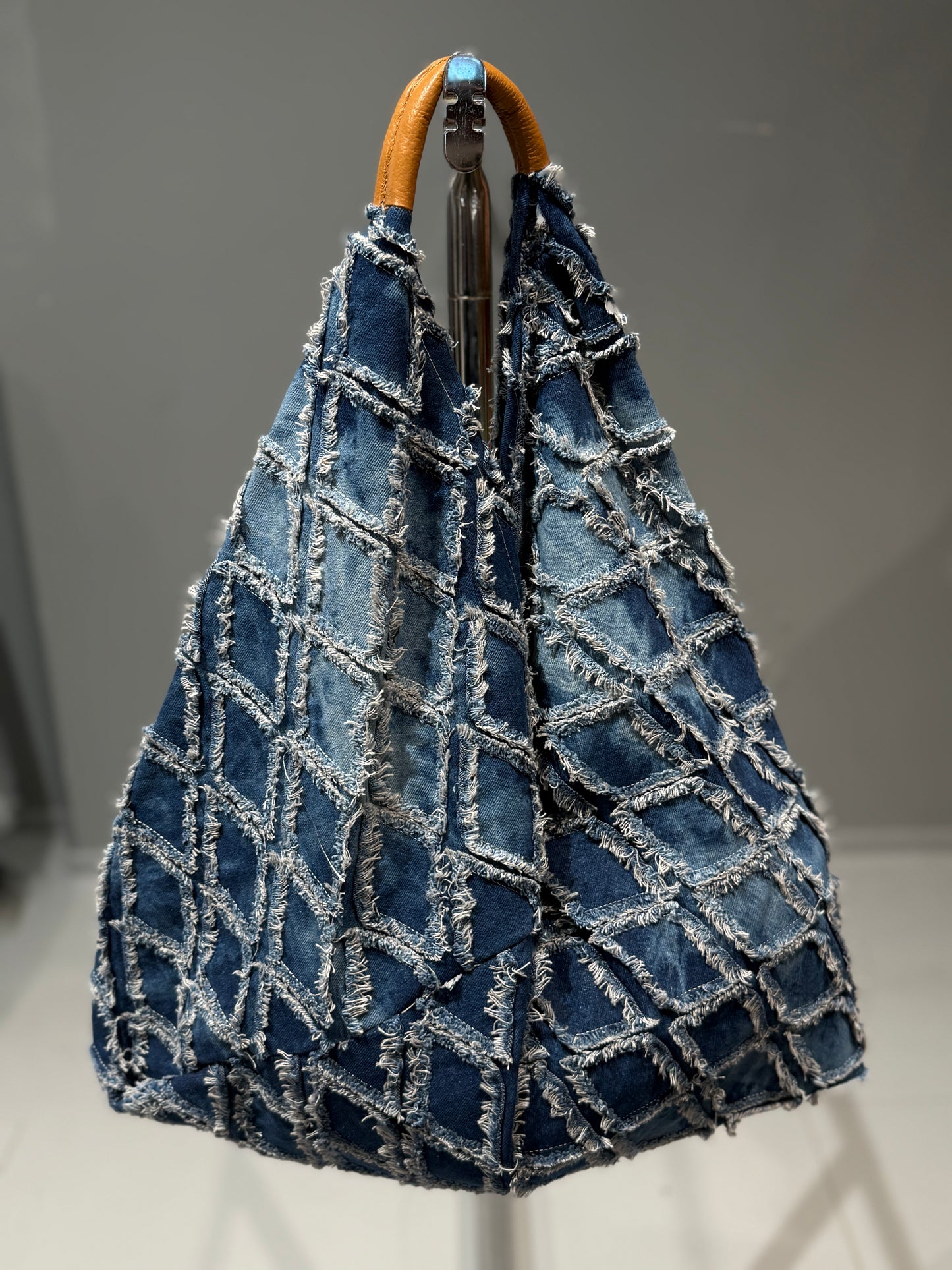 Vintage Denim Stofftasche – Statement-Handtasche aus Fransen-Jeans mit Ledergriff