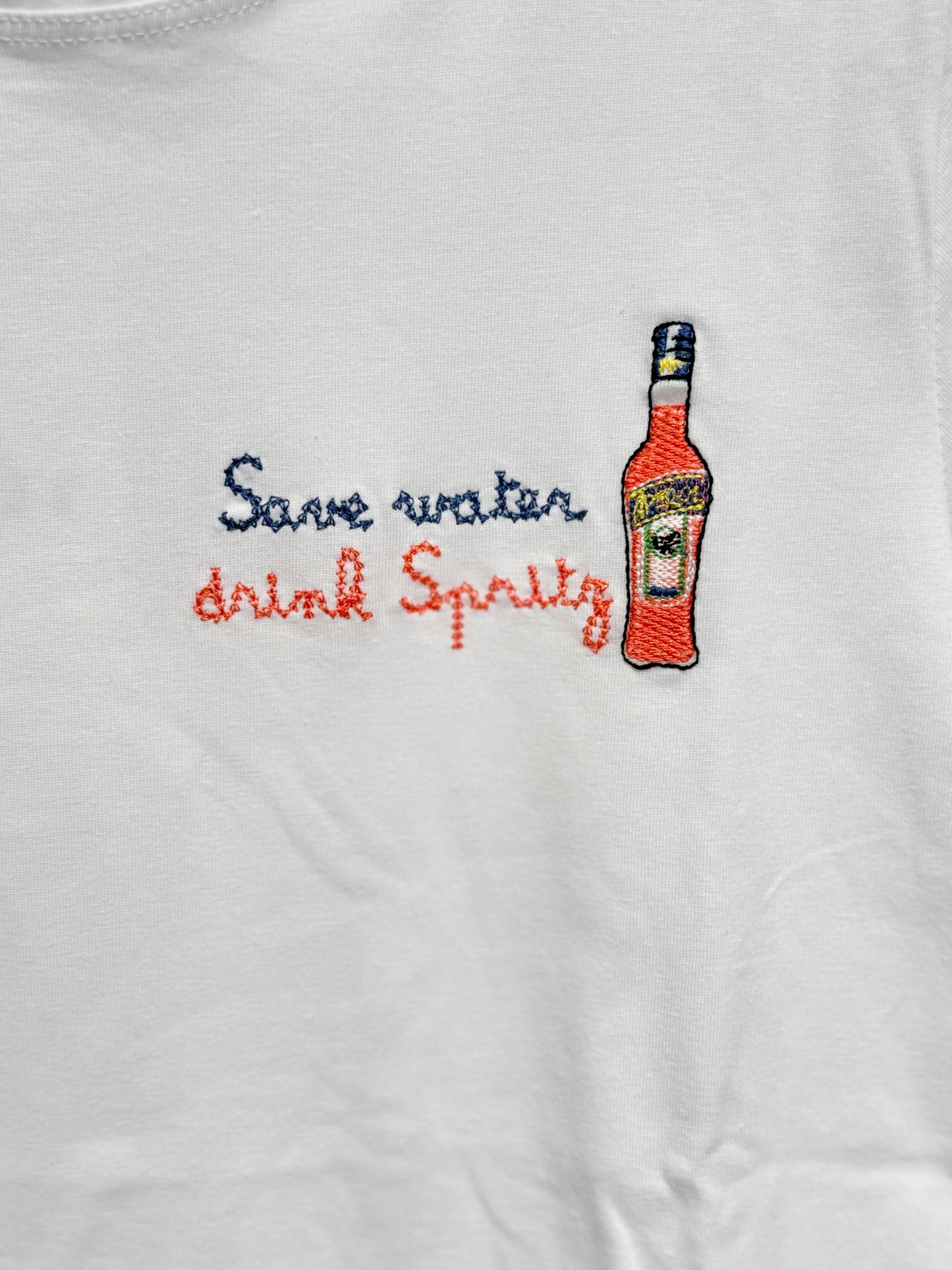 Damen T-Shirt „Save Water, Drink Spritz“ – Weiß mit Stickerei