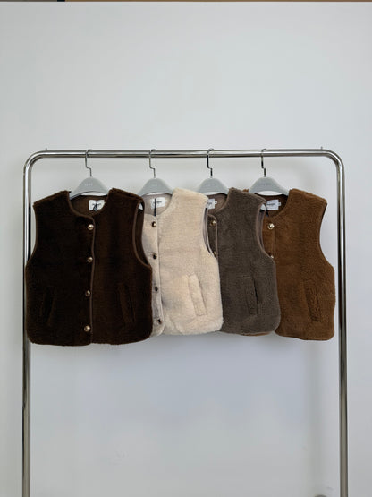 Teddy Weste mit goldenen Knöpfen