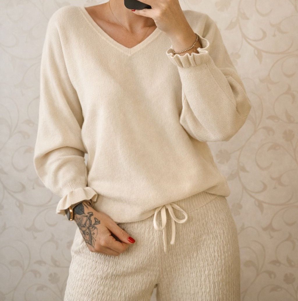 Feinstrick Pullover mit V-Ausschnitt und Rüschenärmel