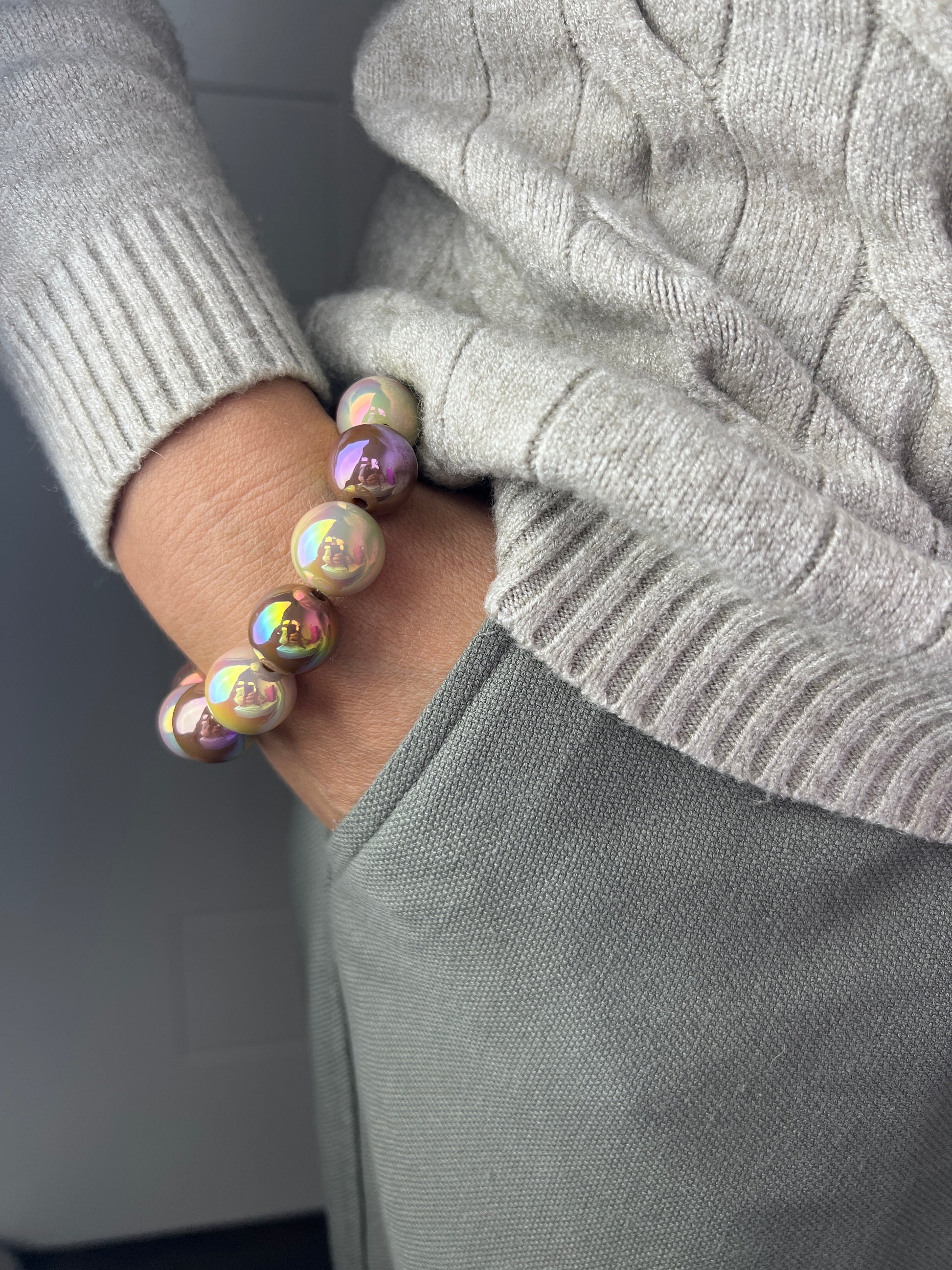 Armband mit schimmernden Perlen