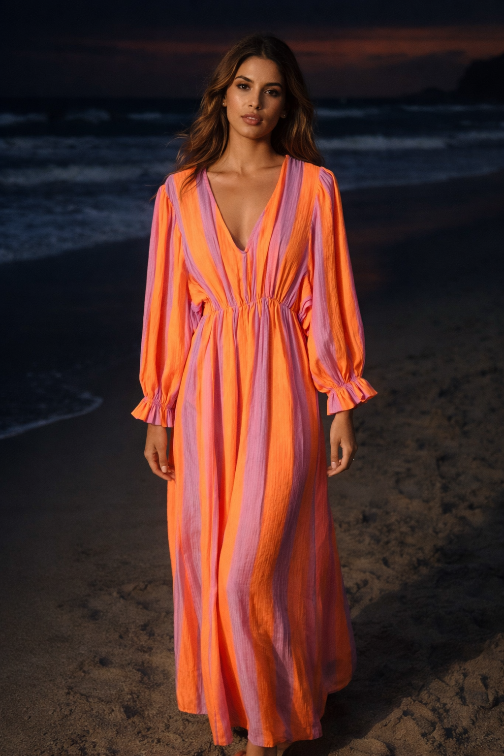 Damen Maxikleid aus Lyocell in Orange und Pink gestreift, luftiges Sommerkleid mit V-Ausschnitt am Strand bei Sonnenuntergang
