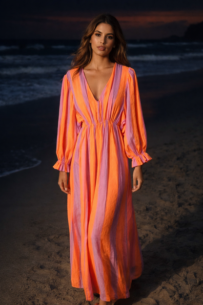 Damen Maxikleid aus Lyocell in Orange und Pink gestreift, luftiges Sommerkleid mit V-Ausschnitt am Strand bei Sonnenuntergang