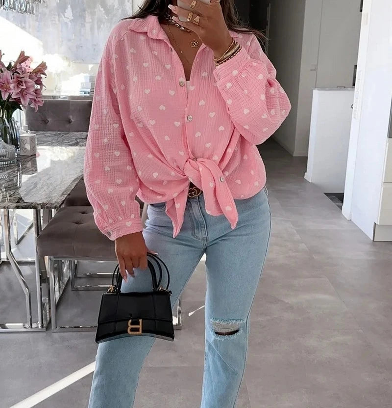 Rosa Musselinbluse mit weißen Herzen