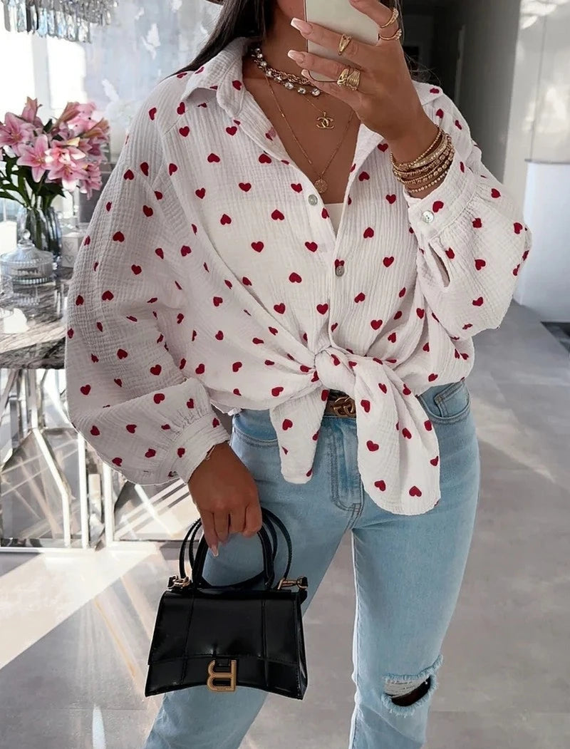 Weisse Musselinbluse mit roten Herzen
