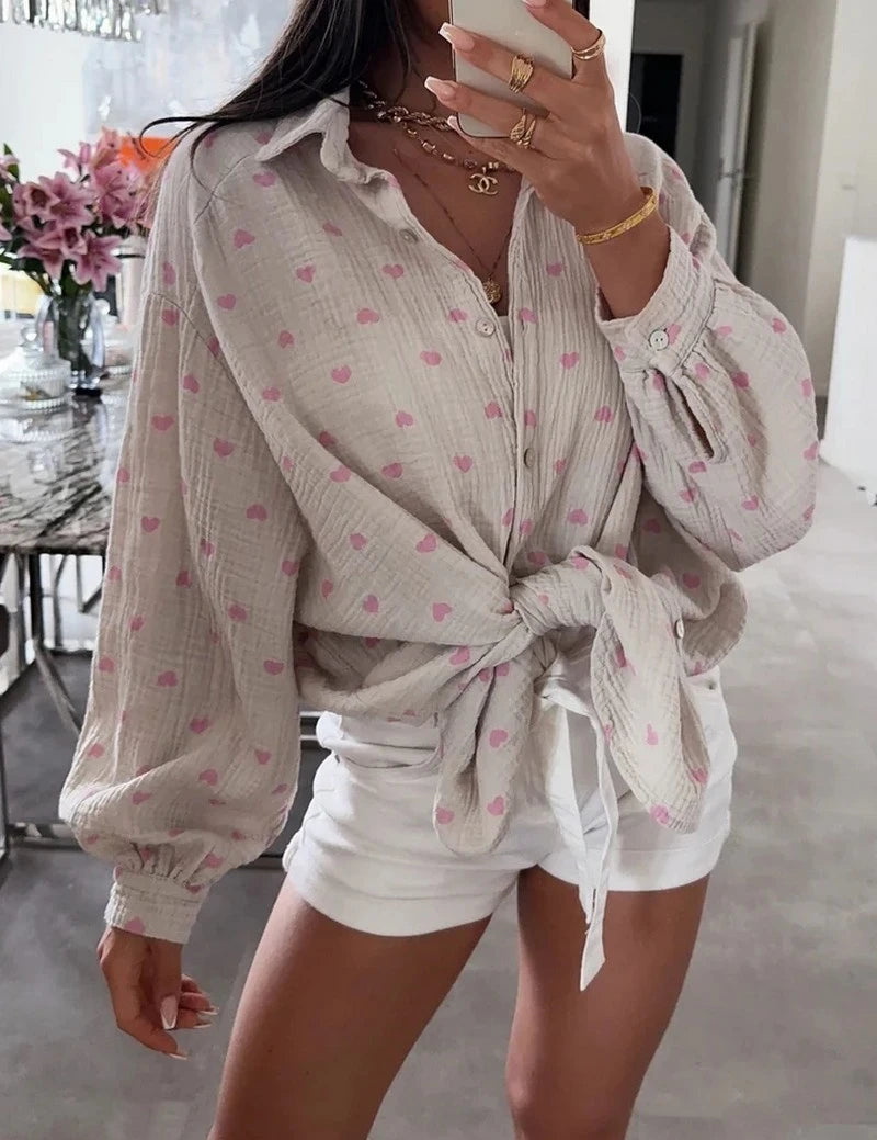 Beige Musselinbluse mit rosa Herzen