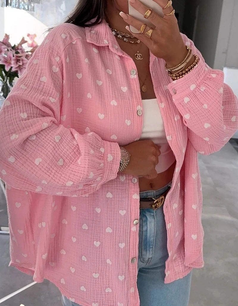 Rosa Musselinbluse mit weißen Herzen