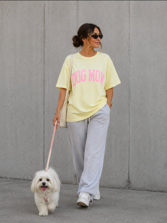T-Shirt DOG MOM buttergelb