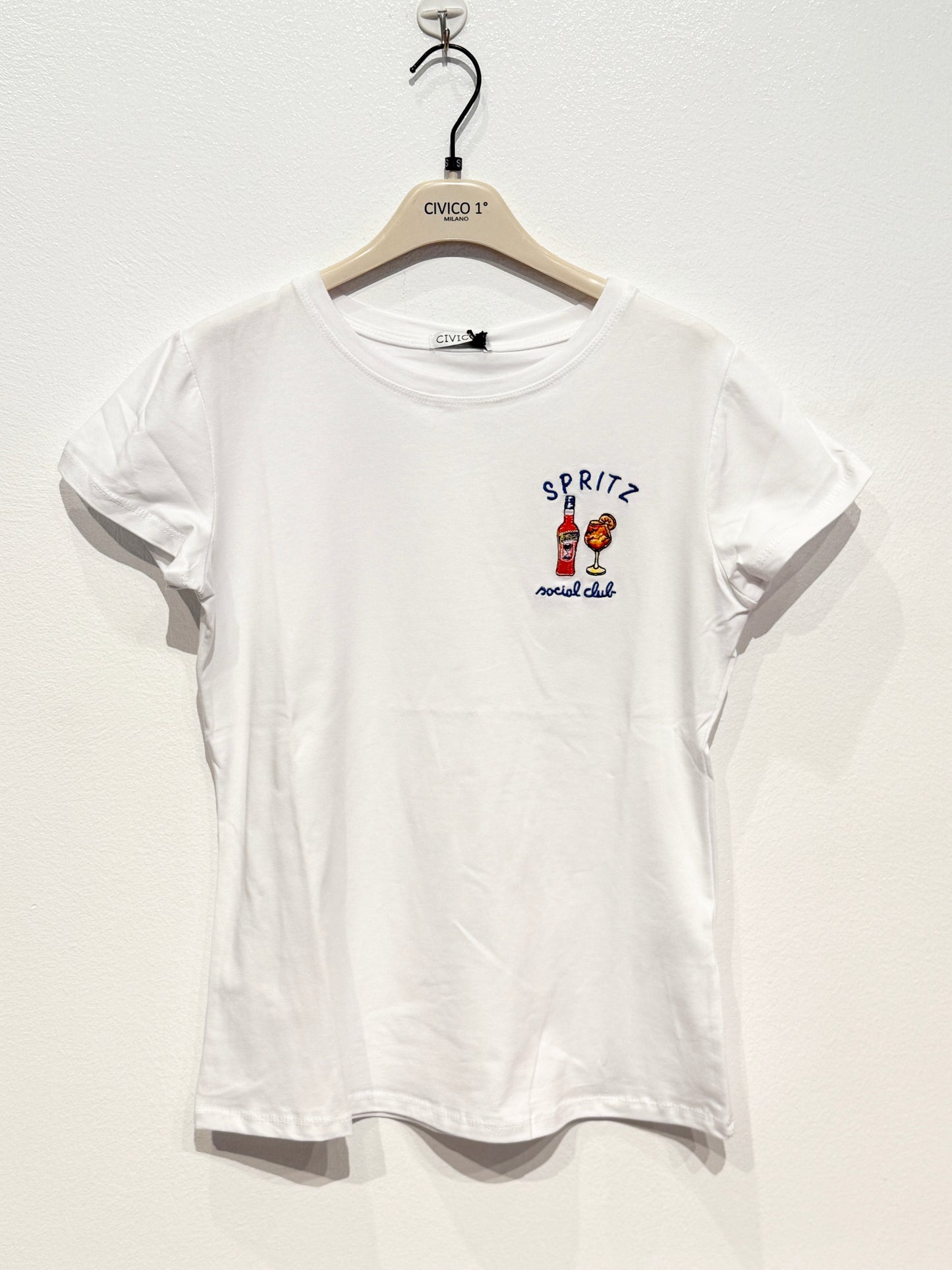 weißes T-shirt mit eingestickter Aperol Flasche und Aperol Glas