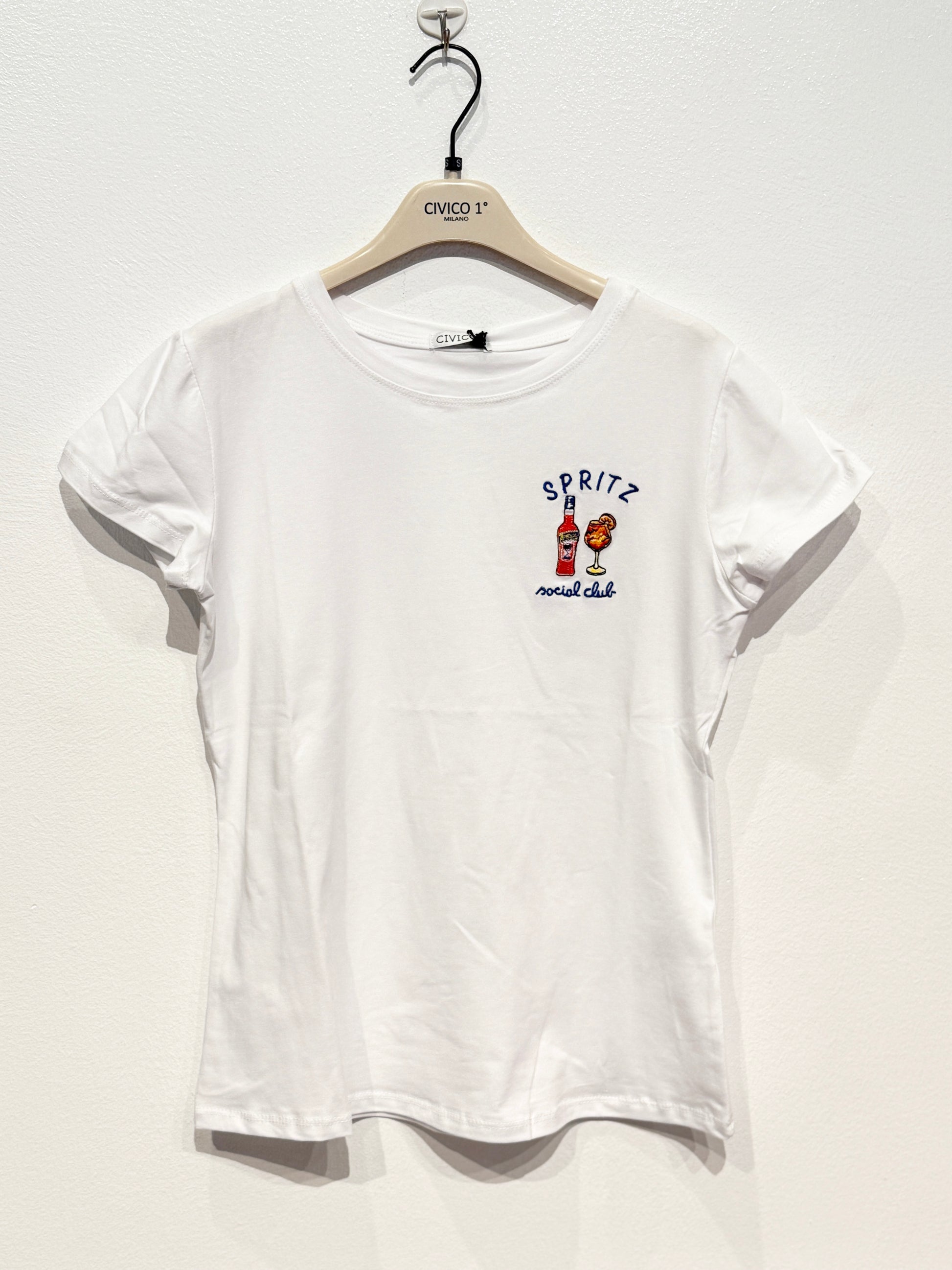 weißes T-shirt mit eingestickter Aperol Flasche und Aperol Glas