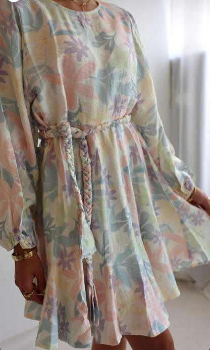 Damen Kurzkleid in Pastellfarben mit Blumenprint, langen Ärmeln und geflochtenem Bindegürtel